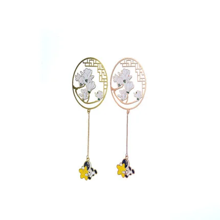 Pintura redonda de acero inoxidable grabado hueco plateado colgante de metal Marcapáginas