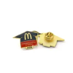 5602-17-McDonald's 麦当劳祝贺学生获颁徽章，并为他们颁发 "最佳 "奖章。
