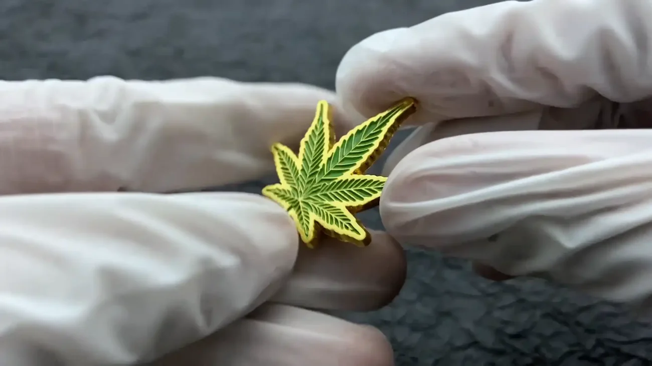 1514-1-Green Leaf Patterned Enamel Pin