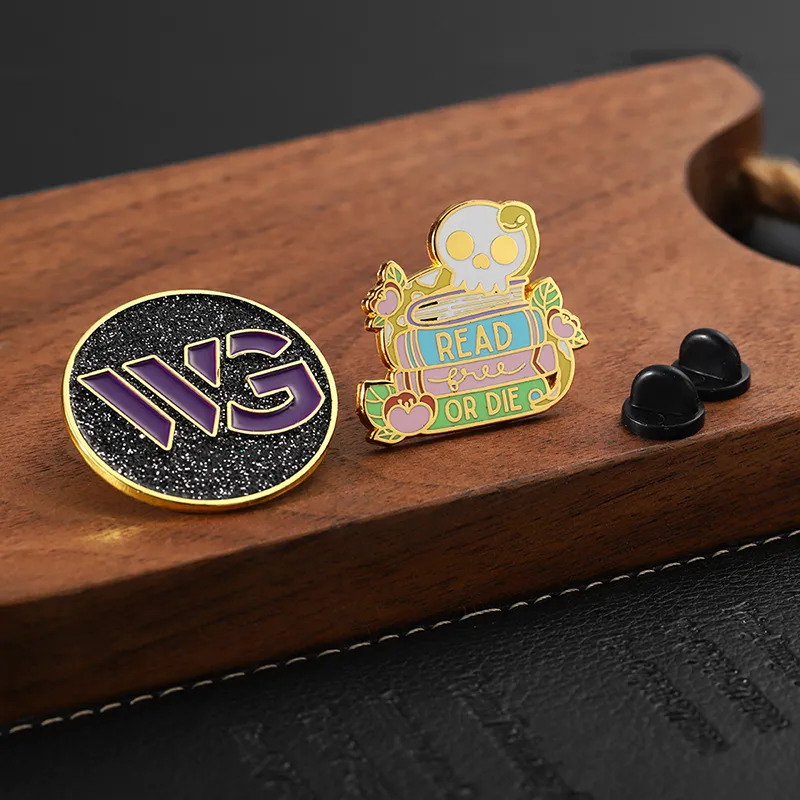 1522-6-Cute skull gold hard enamel badge