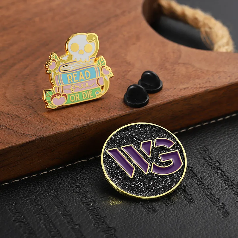 1522-7-Cute skull gold hard enamel badge