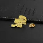 1922-6-Un broche dorado con forma de avión