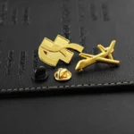 1922-8-Un broche dorado con forma de avión