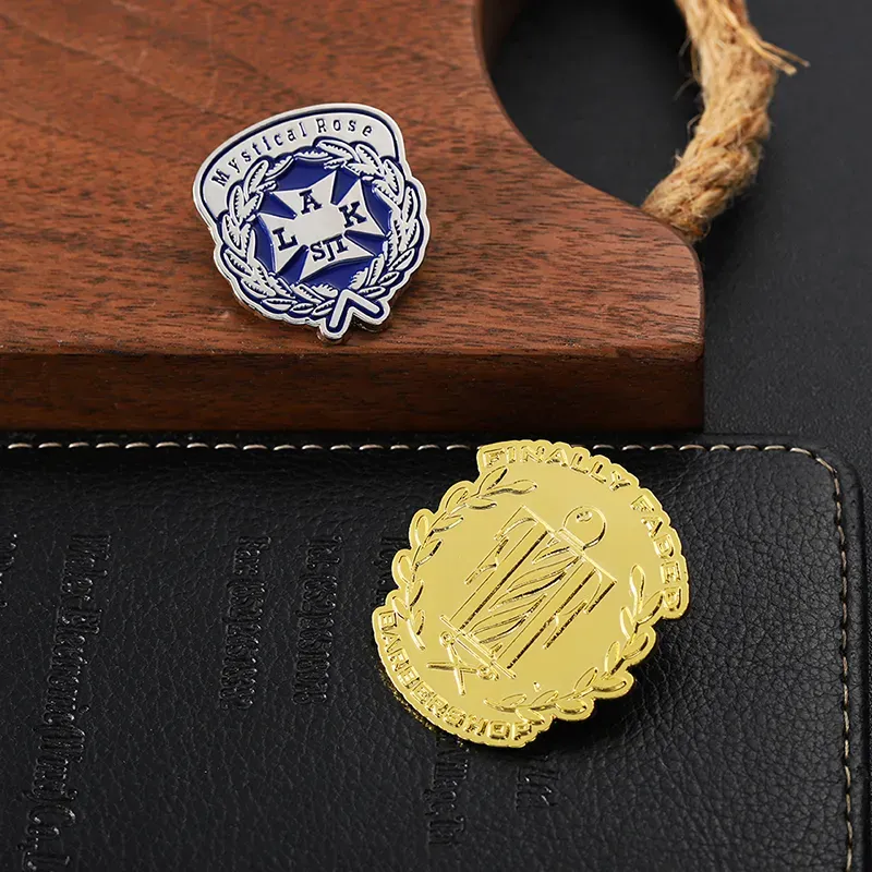 1572-8 Золотая булавка неправильной формы